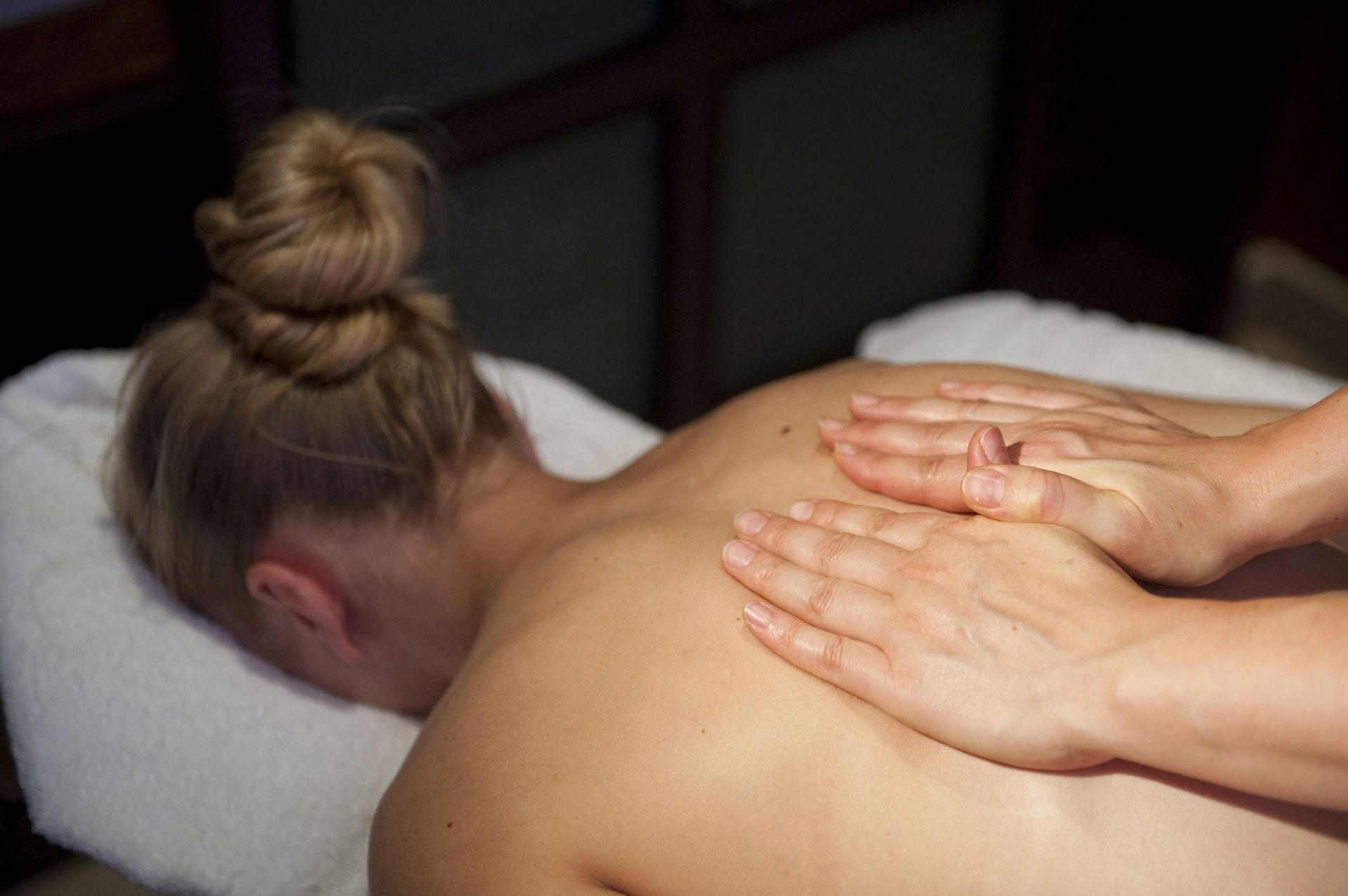 Lymphatic-drainage massage (Image via Getty Images/ Antonio Busiello)